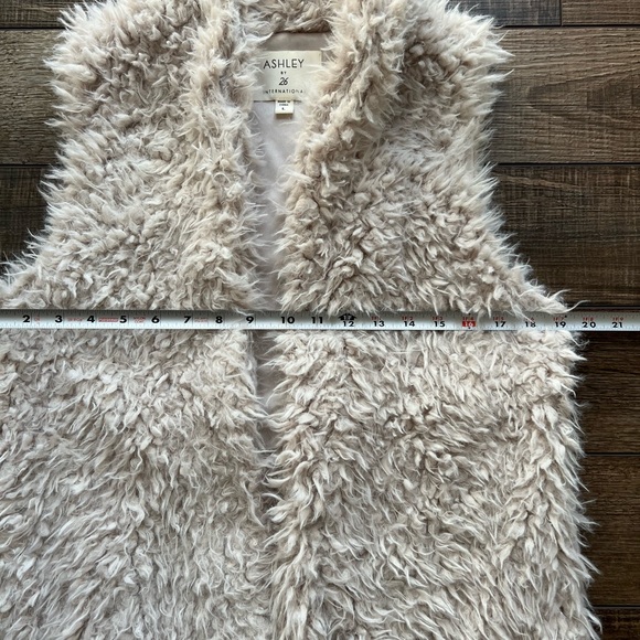 Faux Fur Vest Ashley by 26 International Women’s Large - Picture 7 of 7